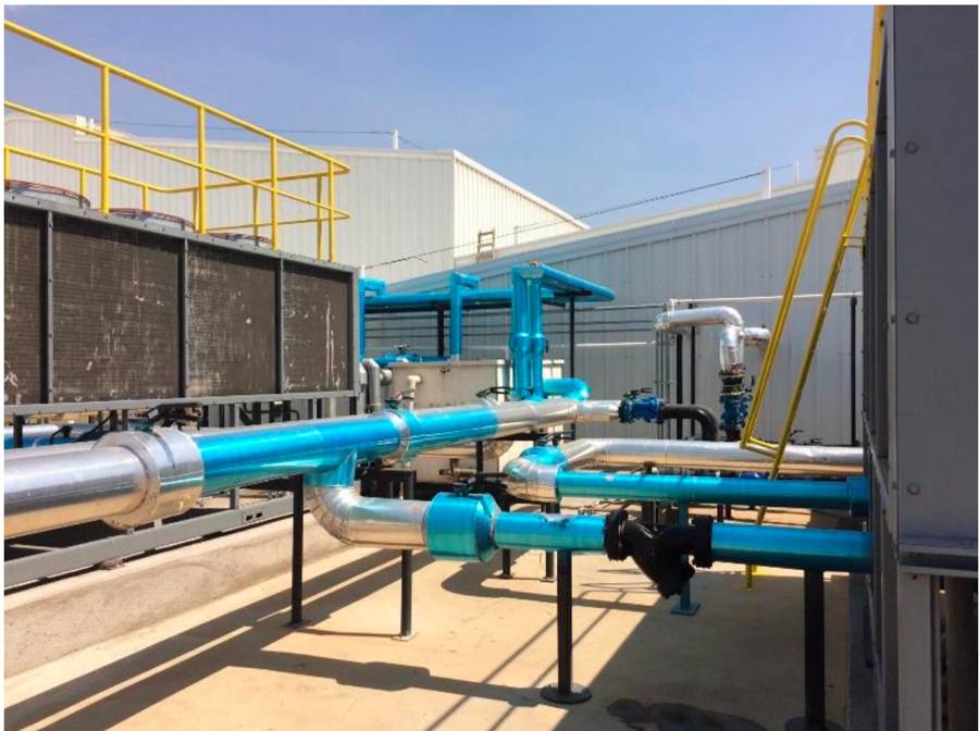 Tubería aislada de sistema de agua helada en azotea
